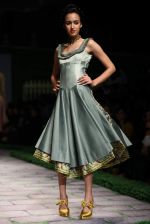 Model walk the ramp for Shantanu Goenka at Wills India Fashion Week 2011 on 10th Oct 2011 (185).JPG